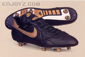 1988年，Nike第一双足球鞋-Air Strike 问世，它也是第一双Tiempo 系列的产品。