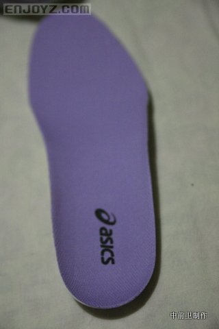 紫色绒面鞋垫，配色很好，没有科技