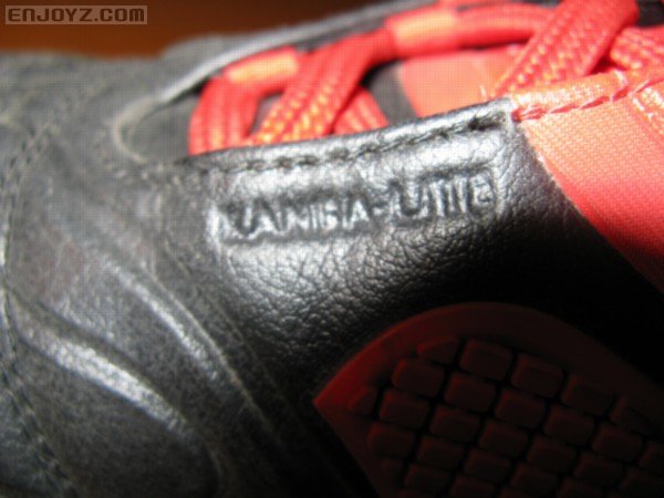 Kanga-Lite，鞋面材料名称，感觉触感方面在合成材料中算是NB的了，但和处理的非常柔软的袋鼠皮相比，还稍显
