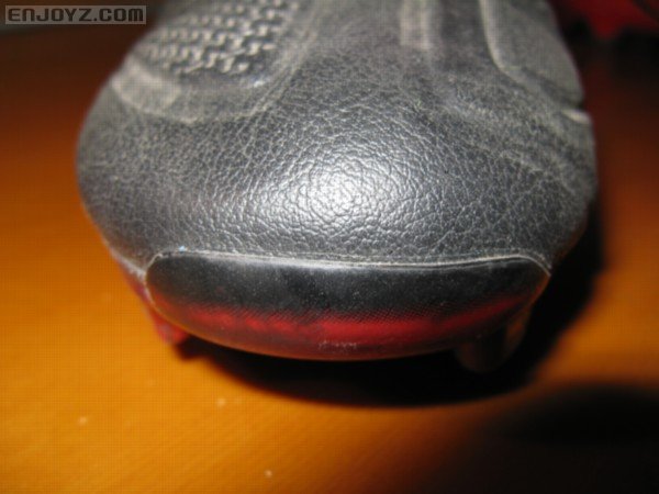 鞋头的承托片，以同类设计（ PUMA V1.08)的使用经验来看，防开胶性能相当不错，而且这个设计还有众所周知的
