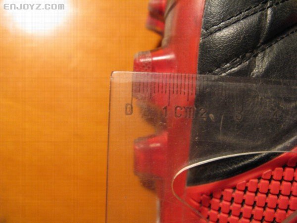 减去鞋钉高出鞋底的延伸，实测前掌最长鞋钉的接地长度是1厘米