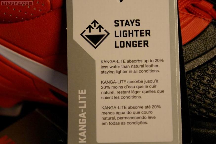 STAYS LIGHTER LONGER 更坚固 更轻 更耐用 潮湿环境下比天然皮革少吸收20%的水分，始终比天然皮革更轻。