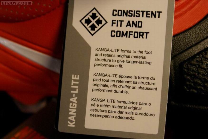 CONSISTENT FIT AND COMFORT 始终如一的合脚，舒适。“Kanga-Lite”面料能持久的保持原有的材料结构，使鞋