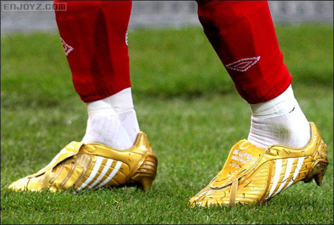 becks-wore-this-special-gold-boots-to-mark-his-1001[1].jpg