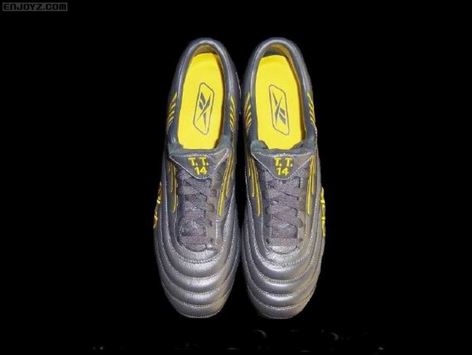 调整大小 thierry_henry_match_worn_boots_2.jpg