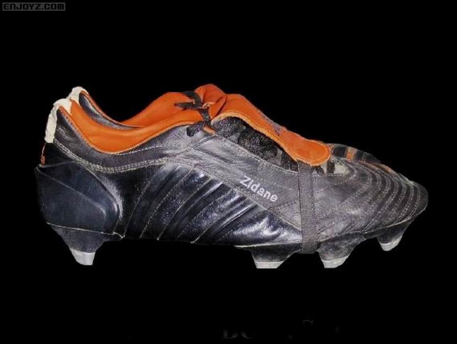 调整大小 zinedine_zidane_match_worn_boots_1.jpg