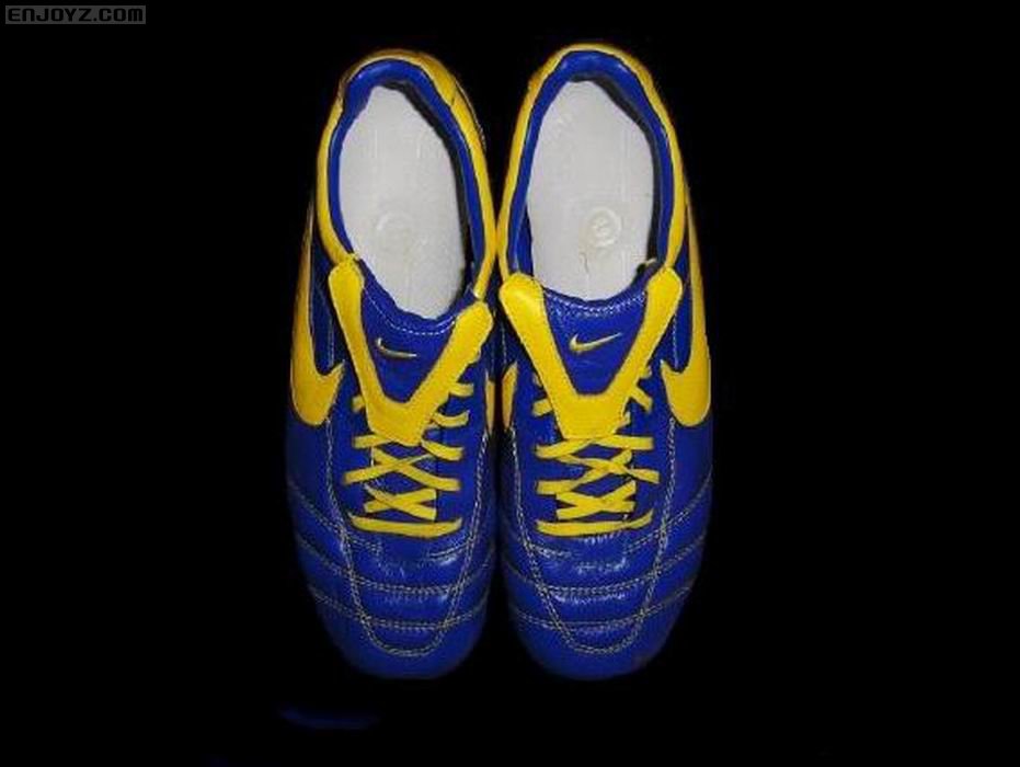 carlos_tevez_match_worn_boots_2.jpg