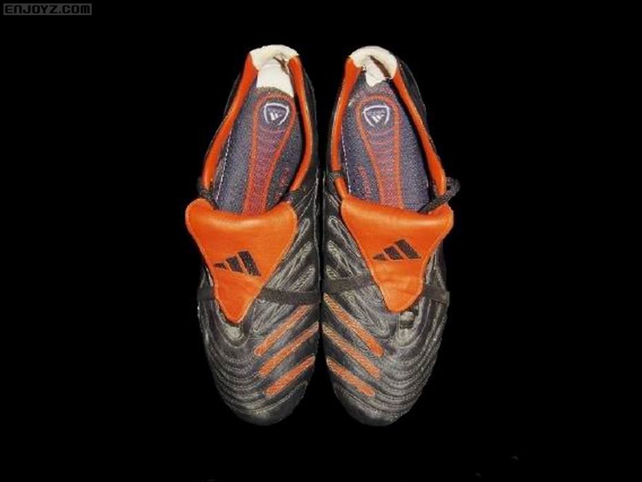 调整大小 zinedine_zidane_match_worn_boots_2.jpg