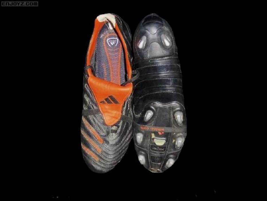 调整大小 zinedine_zidane_match_worn_boots_3.jpg