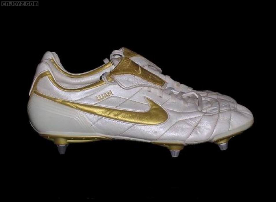 调整大小 miroslav_klose_match_worn_boots_1.jpg