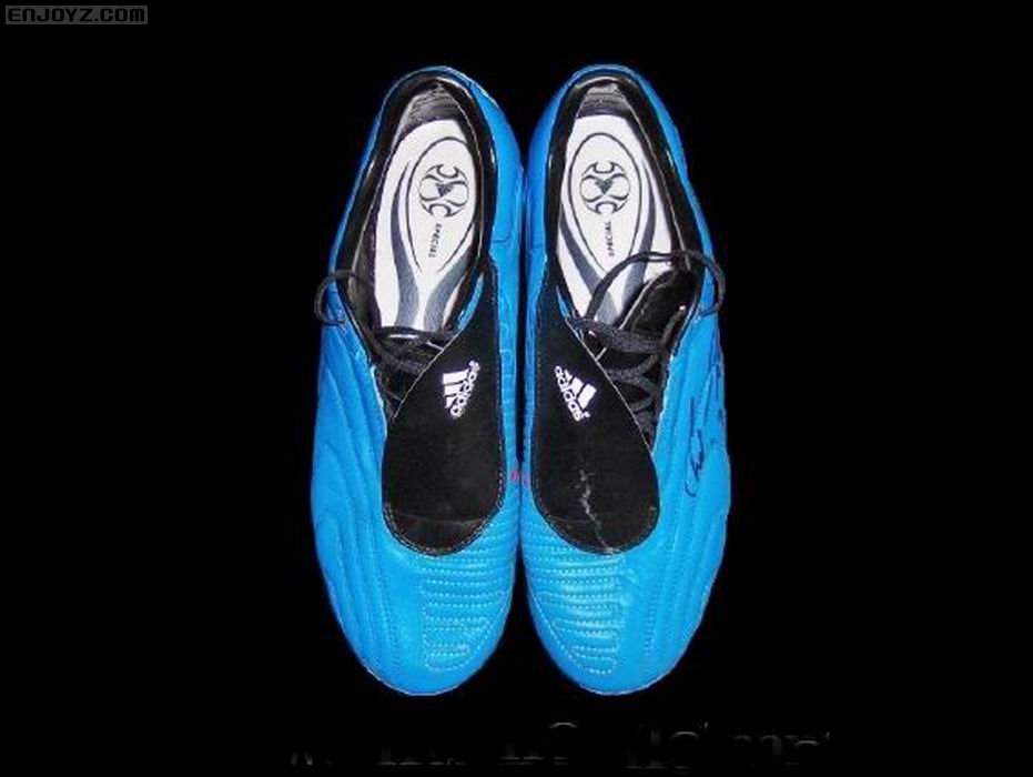 调整大小 lukas_podolski_match_worn_boots_2.jpg