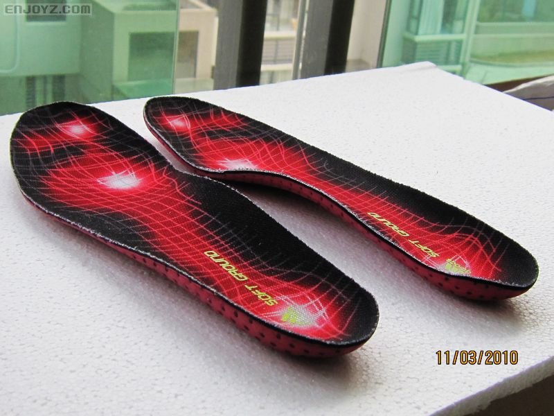 鞋垫选用了5代的款式，厚度和弹性远胜量产版本