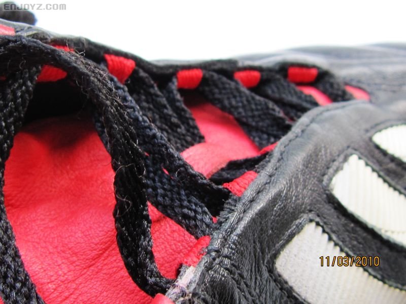 黑鞋带，红鞋舌，相映成趣