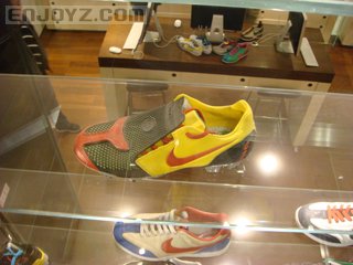 王府井NIKE形象店里的几只鞋2