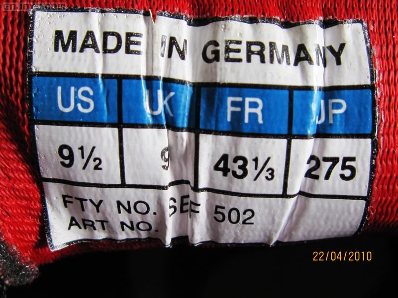 德产鞋标，比马凯的多了SEF502工厂代码，但是胶质略薄