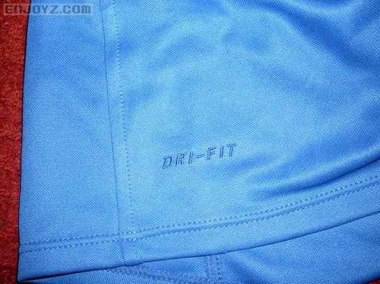 衣角的DRI-FIT~~很低调~~