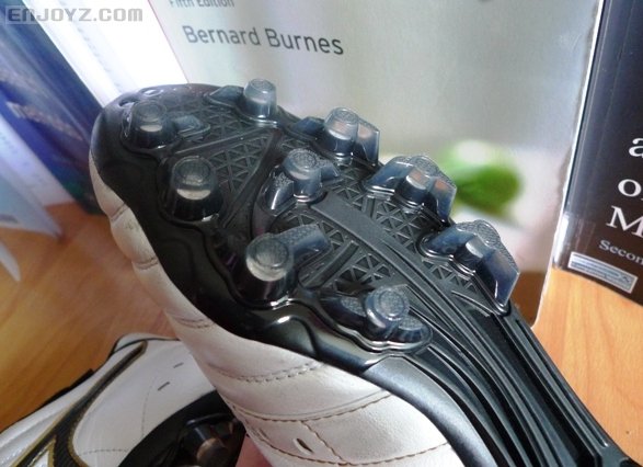 与PDS上的照片相比，市售款的FG鞋钉并不是灰色，还是黑底透明“虎爪”