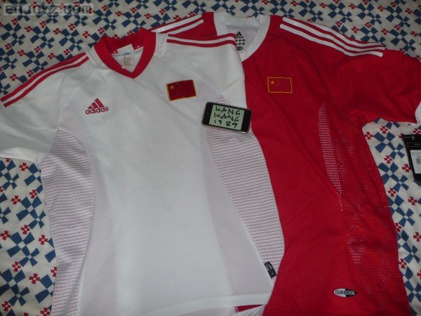 附加当年上初二的时候在专柜购入的02国足主场球迷版 我的第一件球衣。。。