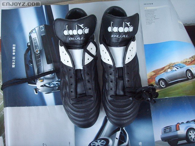 diadora dual足球鞋，是少数diadora牛皮的顶级球鞋，非常抢眼扎实的鞋，适合力量型