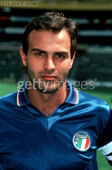 卡布里尼属于意大利伟大的左后卫，也是80年代的超级偶像