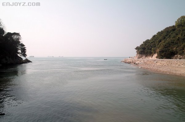 前面是海湾，海天合一