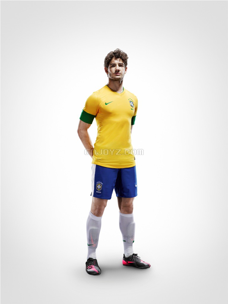 EC12_brazilian_uniform_Pato_original.jpg