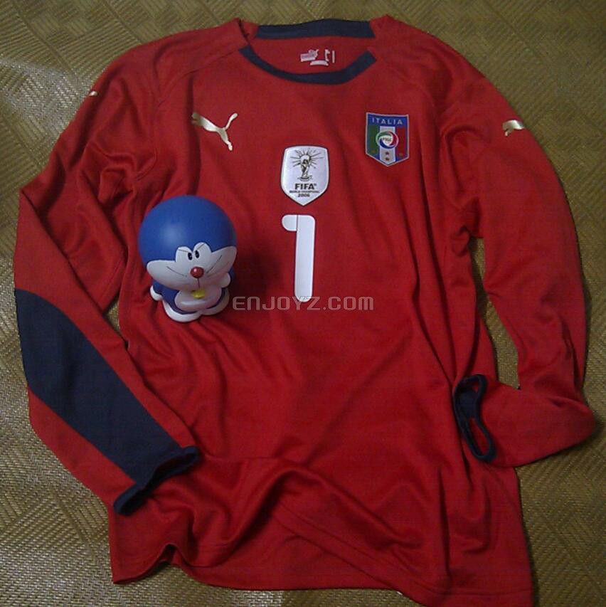 真羡慕,就他一个人能穿3件球衣!gigi.italia.