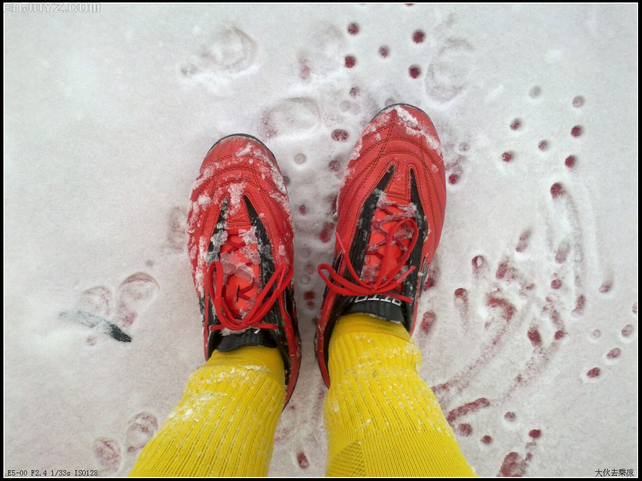 冬天脚冰冷但是袜子湿图片