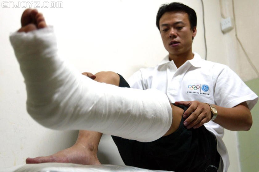 赵宏博跟腱断裂后运用石膏固定限制活动的保守疗法
