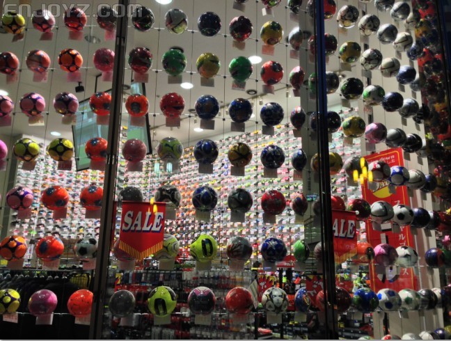 新宿的一家店--满墙的足球和鞋子，震撼！！
