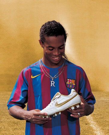 小罗训练场试穿金色r10的表现引起很大轰动大家看看信不信