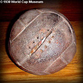 1930 World Cup Soccer Ball of Tiento.jpg