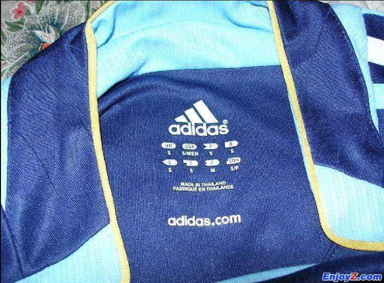 06年adi球衣的领标无论球员版还是球迷版都是采用了烫印技术